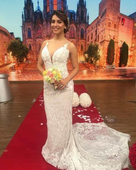 Nuestra invitada, la escultural Jessi Cediel, lució un vestido recomendable para una boda en la playa, con muchas transparencias y diferentes combinaciones de encaje.