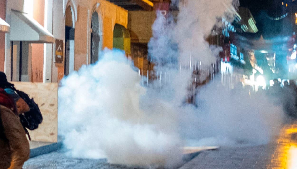 Gases lacrimógenos, balas de goma, periodista y ciudadanía agredida: Culmina de manera violenta manifestación contra LUMA