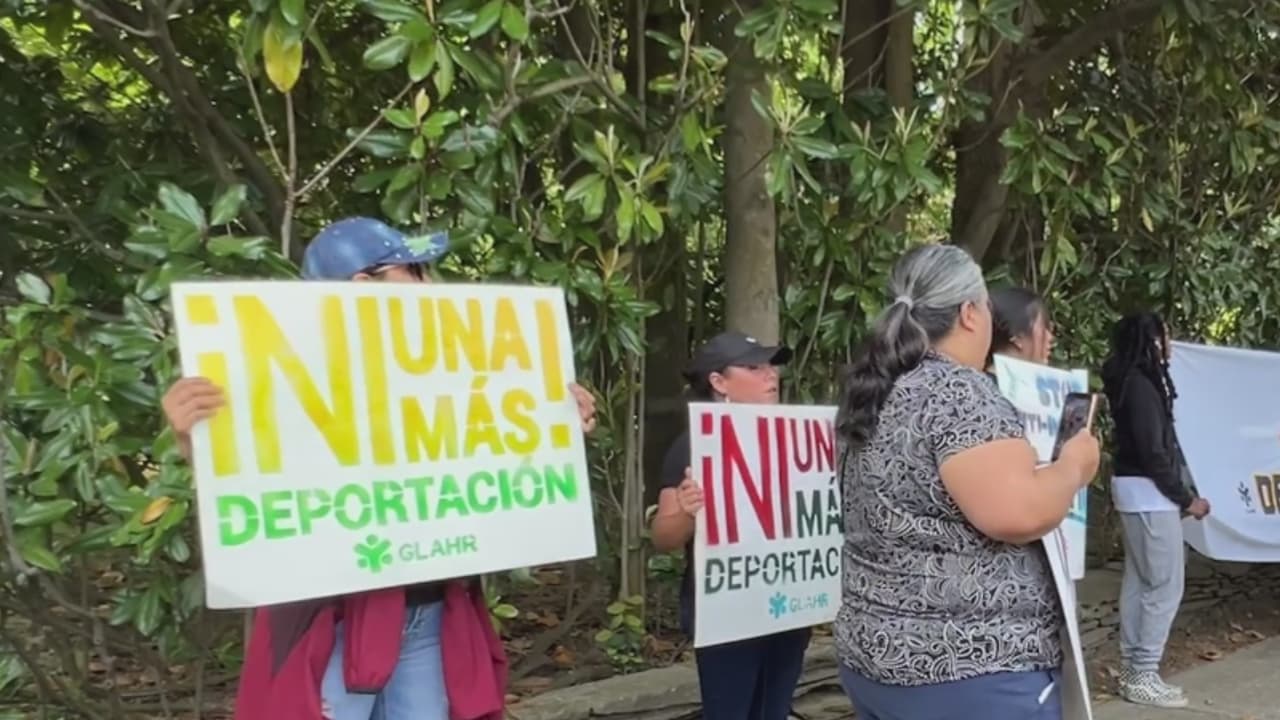 Decenas de personas protestan afuera de la casa del gobernador de Georgia por la ley HB-1105
