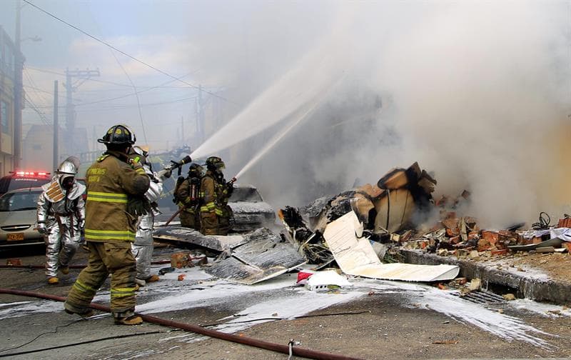 Cinco personas mueren en Bogotá tras estrellarse un avión bimotor en una panadería