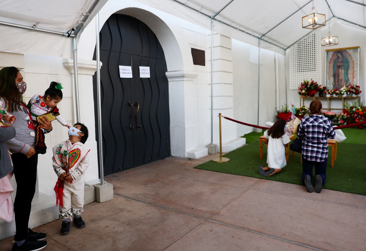 La iglesia de La Placita fue dedicada a la Virgen de Guadalupe en 1822 cuando California era parte de México. Es centro sirve principalmente a miembros de la comunidad latina y es la iglesia católica más antigua de Los Ángeles.
<br>