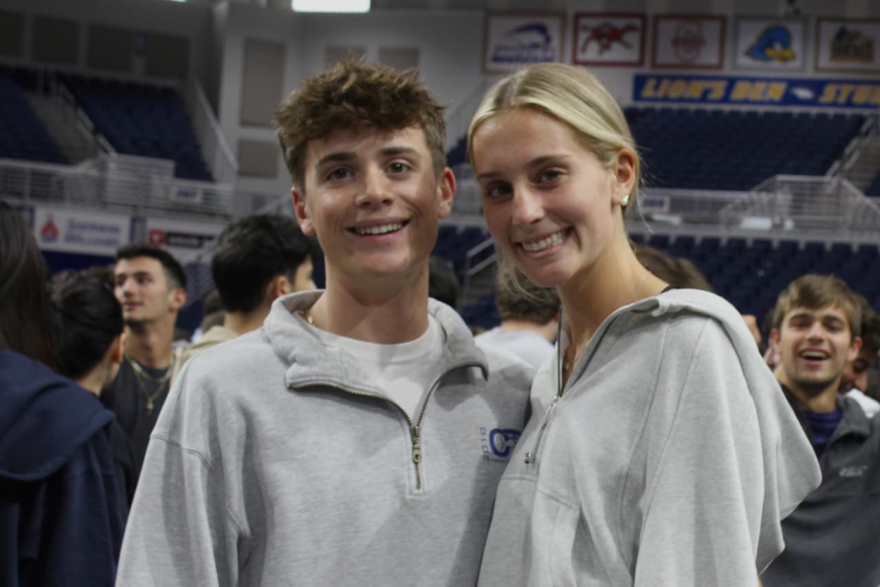 Los hermanos gemelos Liam Heaney (izquierda) y Emma Heaney asisten al ensayo de la ceremonia de graduación de la escuela secundaria Plainview-Old Bethpage John F. Kennedy en la Universidad de Hofstra en Hempstead.