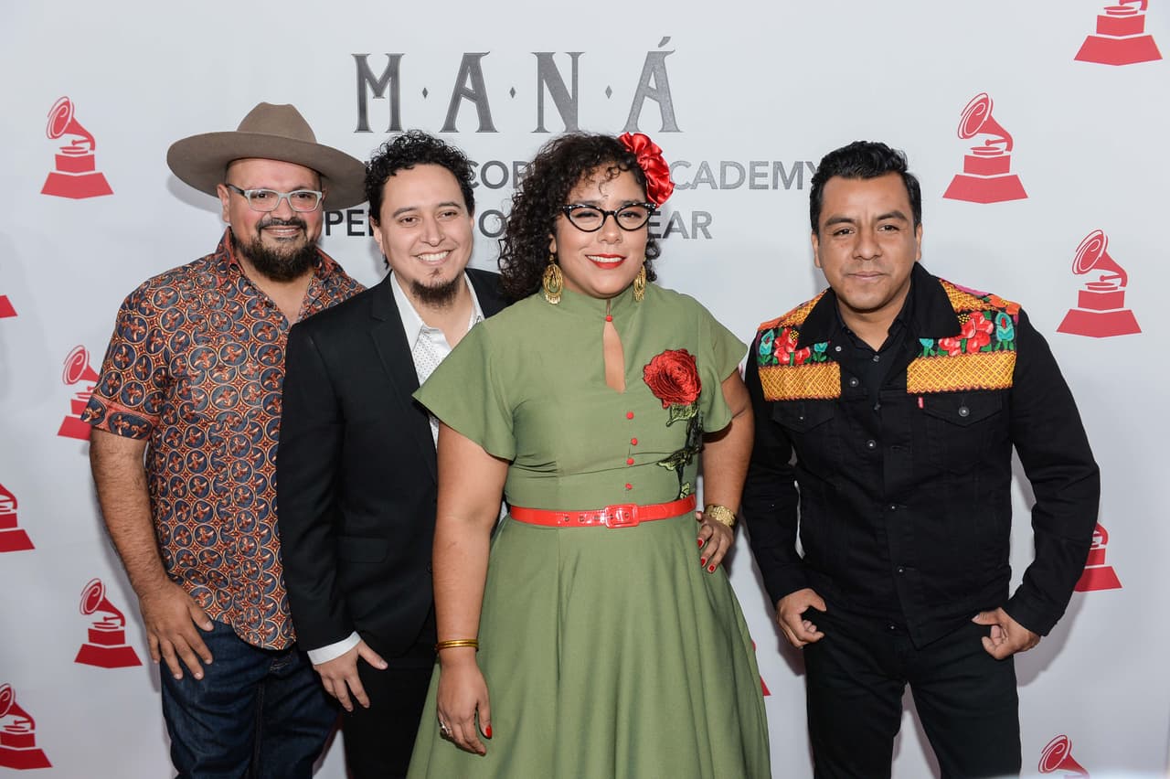 La Marisoul junto a sus compañero de la agrupación La Santa Cecilia.