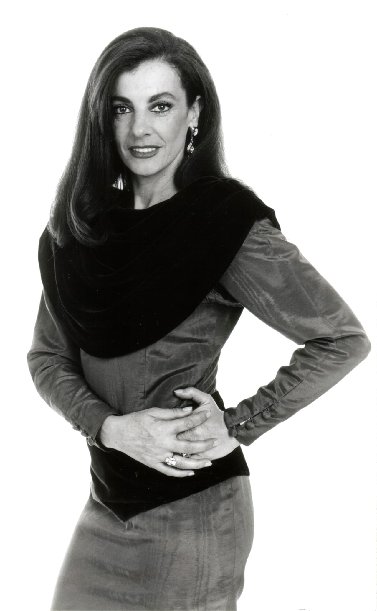 Desde muy joven se fue a vivir a México, donde estudió en el Instituto Nacional de Bellas Artes y en la UNAM.