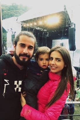 Cuatro meses después, ante las cámaras de 'De primera mano', la actriz confirmó su divorcio del padre de su primogénito. "Lo hicimos todo de la manera más razonable y más bonita. Cuando estábamos enfrente del juez me preguntaron '¿tú qué acuerdos tienes?', yo dije que él ponga el acuerdo que quiera, yo quiero que mi hijo vea a su papá diario", aseguró Renaud.