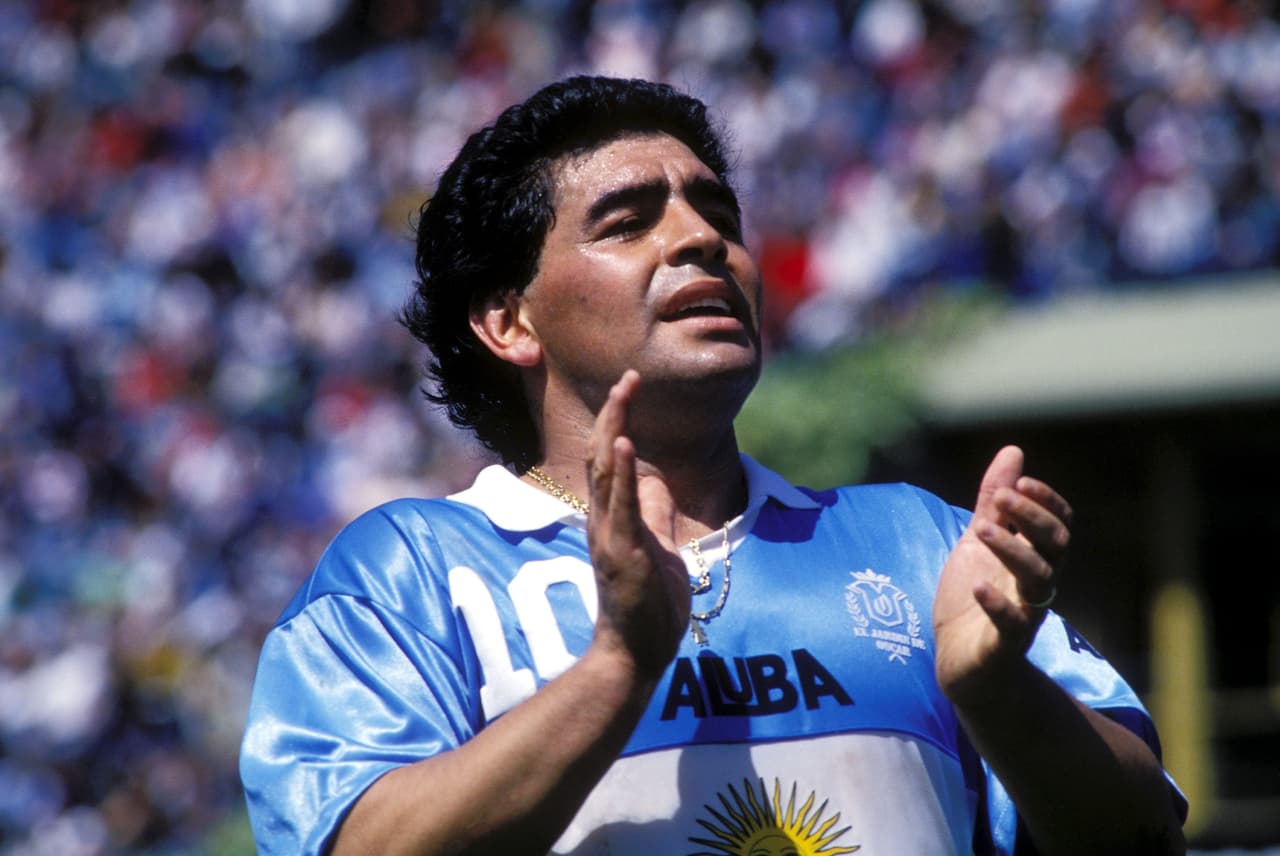 <b>El futbolista Diego Maradona da positivo por efedrina y es expulsado del Mundial en Estados Unidos (1994) </b> 
<br>
<br>La estrella del fútbol argentino había llevado a su equipo a la victoria en la Copa del Mundo de 1986. Fue suspendido del balompié profesional durante 15 meses en 1991 debido al consumo de cocaína y en 1994 dio positivo por cinco variantes diferentes de efedrina.
<br>
<br>Luego de ser expulsado del Mundial su carrera duró algunos años más, pero nunca más volvió a jugar para la selección nacional Argentina.
<br>
<br>
<a href="https://www.univision.com/noticias/mundo/la-vida-en-fotos-del-diego-armando-maradona-muerte-diego-maradona-argentina-buenos-aires-2020-fotos"><u>Vea aquí la vida en fotos de Diego Maradona </u></a>
<br>