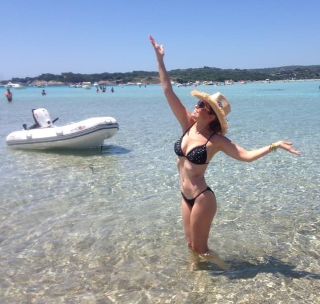 Si lo tuyo es destaparte cada que llega el verano, esta es la oportunidad de hacerlo, y Thalía te lo muestra.