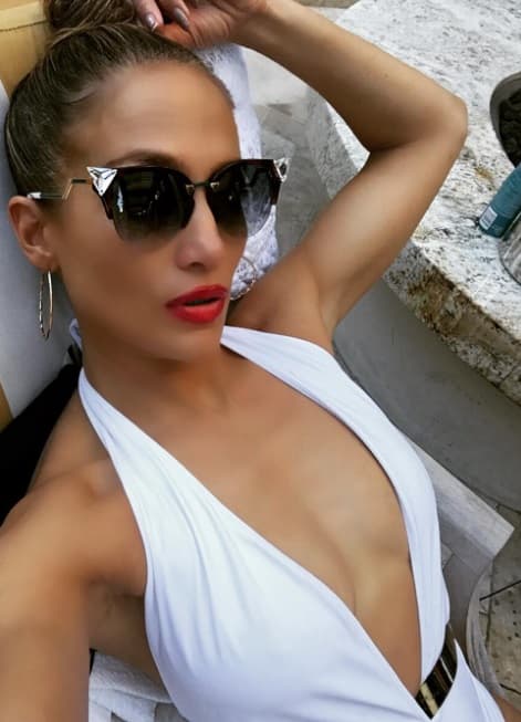 GAFAS DE SOL. A la par de la ropa que debes usar no debes olvidar unas gafas de sol, así como lo hace JLo, que es fanática de este accesorio.