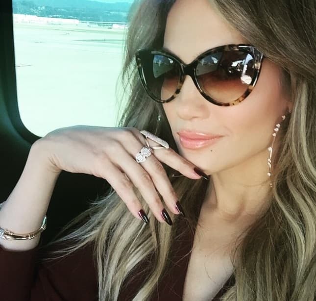 Si eres una mujer que prefiere andar a la moda, elige las mejores gafas para este verano.