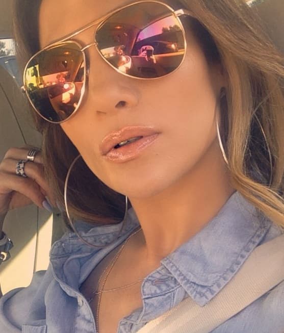 Jennifer Lopez es adicta a los lentes, además siempre protege su rostro contra los efectos de los rayos solares.