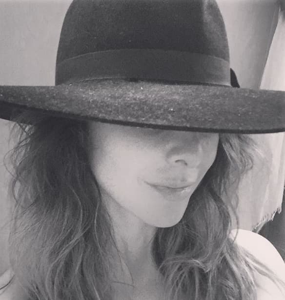 SOMBRERO. Otro accesorio que no puedes omitir son los sombreros, una de las debilidades de Kate del Castillo.