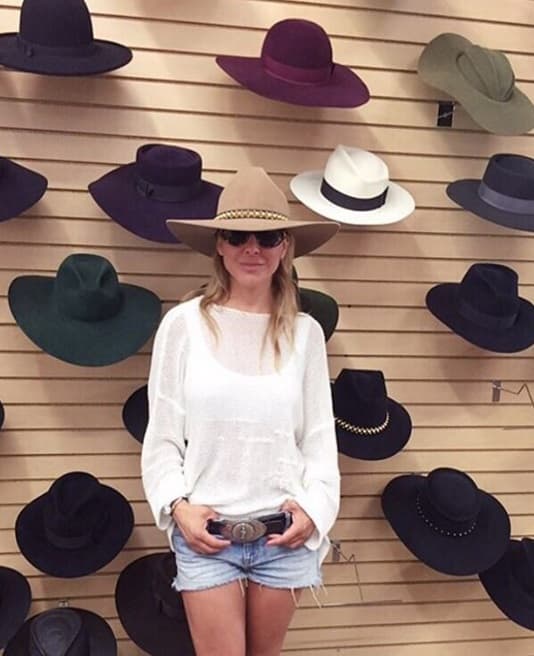 Si quieres copiar el estilo veraniego de Kate no te olvides de un buen sombrero.