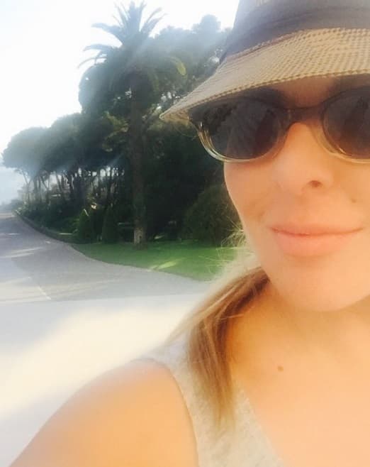 La actriz nominada a Premios Juventud tiene varios modelos con los que se protege del sol.