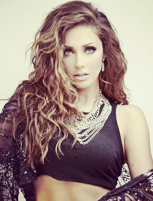 Tampoco puedes dejar de tener un crop top en color negro, este será ideal para complementar un look casual y sencillo.