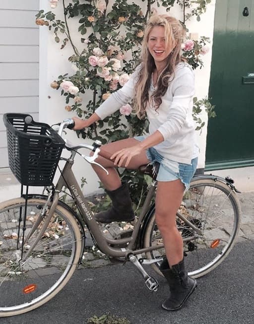 SHORTS. Shakira es fanática de los shorts, y los de mezclilla son sus favoritos, además con ellos puedes caminar, correr y hasta andar en bicicleta.