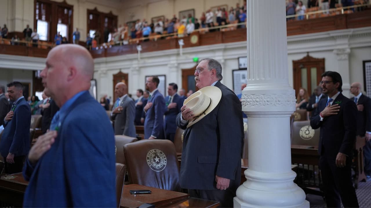 <h3 class="cms-H3-H3">¿Por qué se reúnen otra vez los legisladores?</h3>
<br>
<br>La sesión especial comenzó el 21 de julio y puede extenderse hasta el 19 de agosto. A diferencia de una sesión legislativa regular, 
<b>esta fue convocada por el gobernador Greg Abbott con una agenda definida por él mismo</b>. En total, incluyó 
<b>18 temas que van desde emergencias reales como las inundaciones, hasta otras prioridades políticas que no lograron avanzar en la primavera.</b>