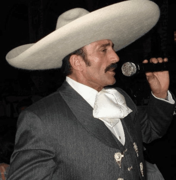 Porta el traje de charro con mucha gallardía y entre las canciones de su repertorio está la estupenda versión que hace a 'Cielo Rojo'.