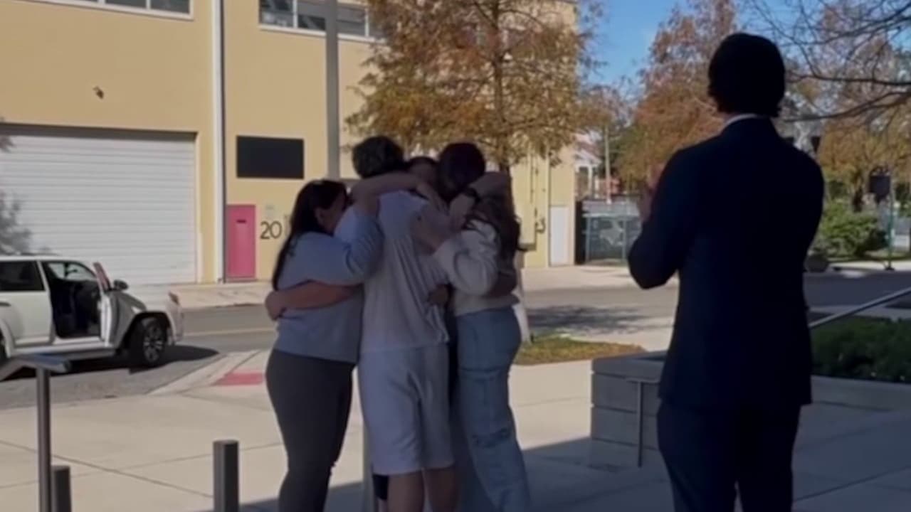 Juez federal ordena liberar a joven detenido en Florida tras declarar ilegal su arresto