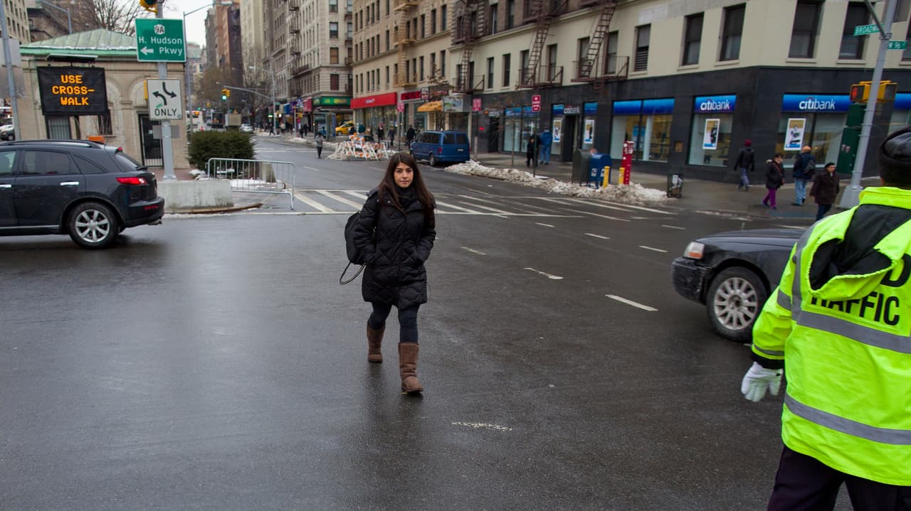 "Afecta a las minorías": nueva ley permitirá que los californianos puedan hacer ‘jaywalking’ sin recibir multas