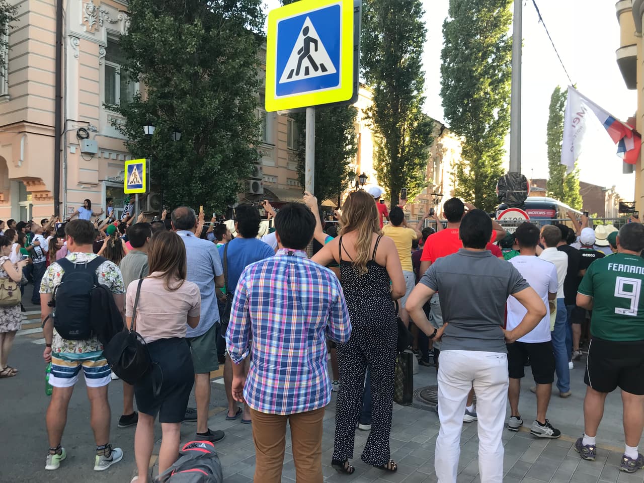 Esta ciudad de poco más de 1 millón de habitantes se vio sorprendida por la ola de aficionados que desde todos los rincones del país o incluso del extranjero, llegan a esas latitudes a apoyar al Tri.