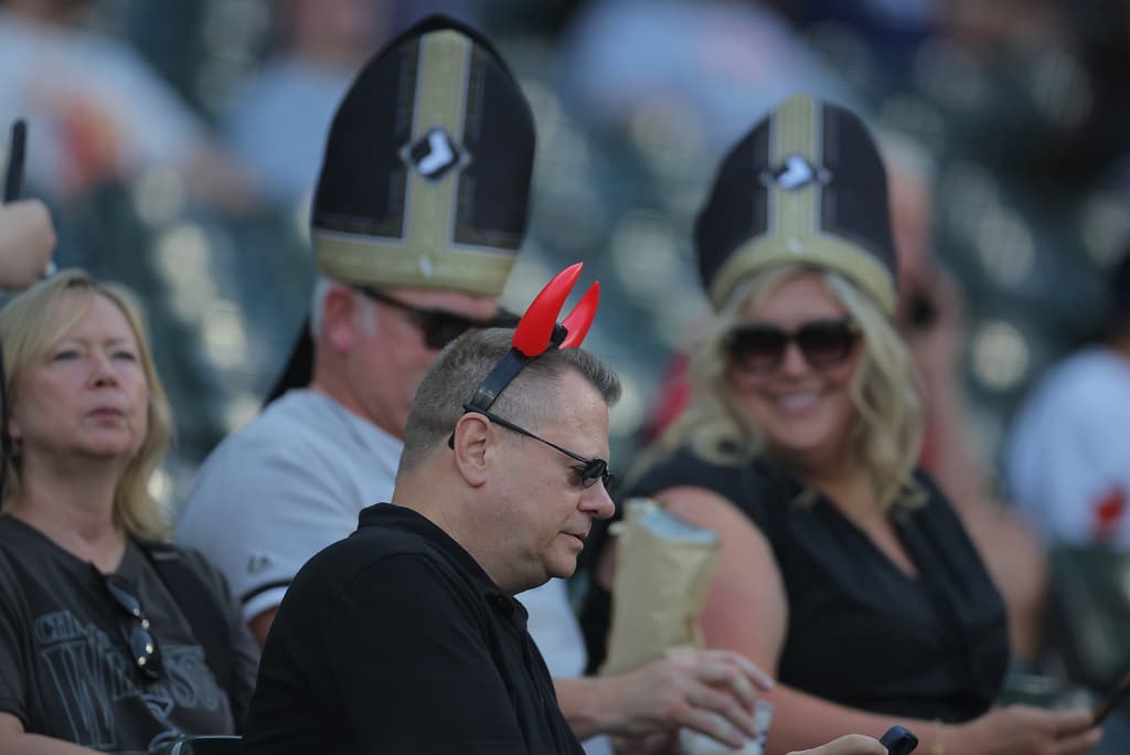 La mitra papal con el logo del equipo al centro se distribuyó a quienes ingresaron al estadio en una noche en la que Chicago perdió 5-4 ante los Cincinnati Reds.
