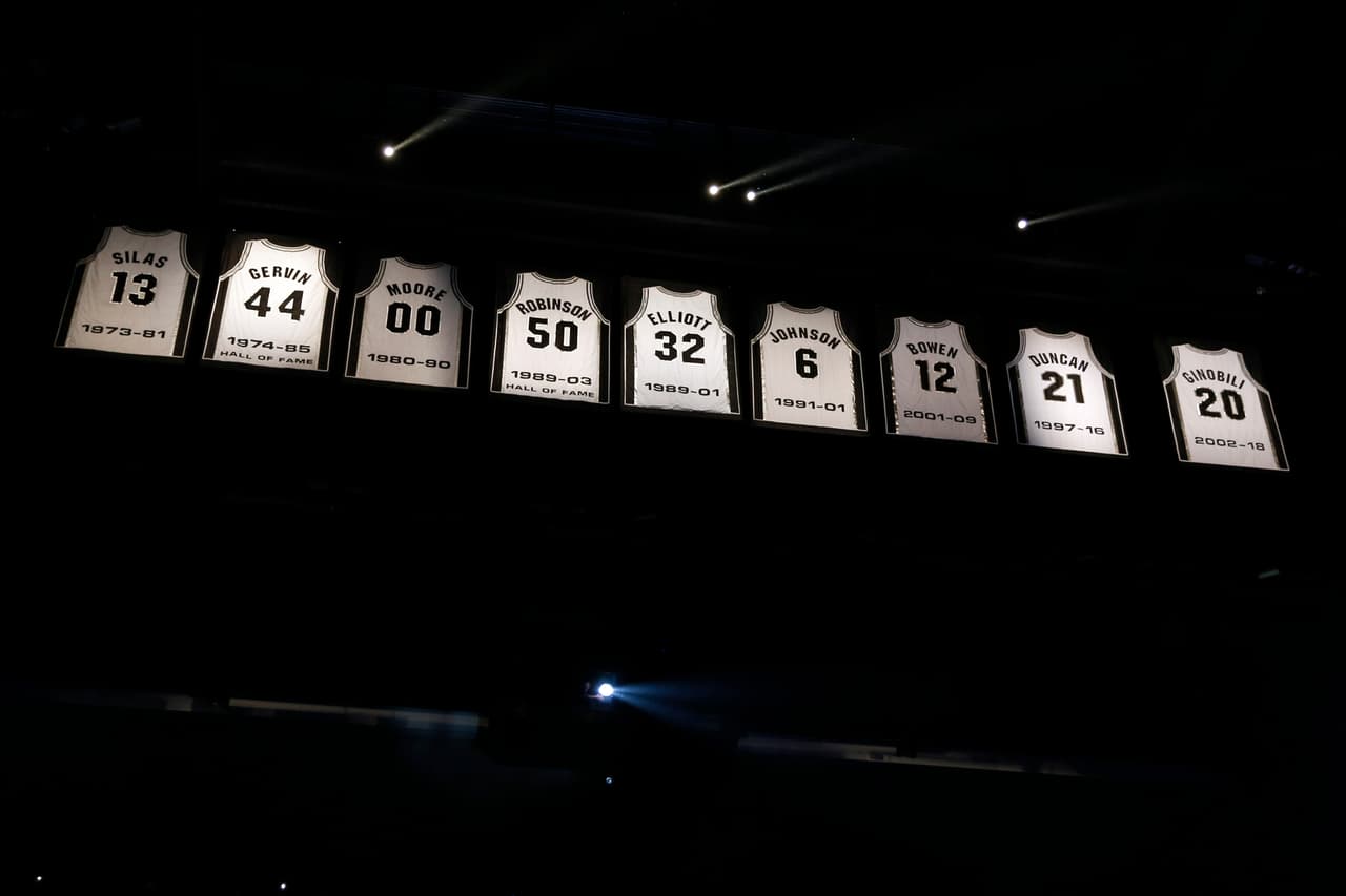 Ahora Manu Ginobili es inmortal para la organización de los San Antonio Spurs y al mismo tiempo, en tributo a su carrera y a sus logros, nadie jamás podrá usar el 20 mientras juegue para Spurs. Gracias Manu.