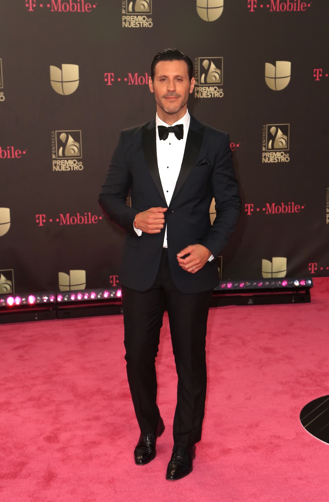 Quique Usales también caminó rumbo al recinto en la entrega 31, en esta ocasión vistió un conjunto en tonos oscuros. El moño negro le dio un toque especial a su look.