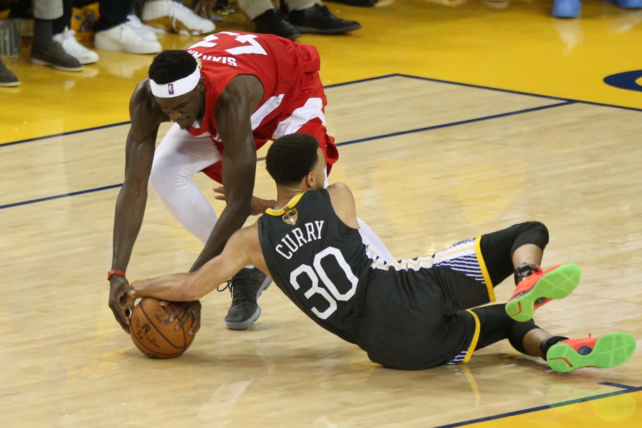 La tensión iba en aumento. Los minutos iban descontando y los segundos cada vez más pesados. Se registró un empate parcial a 101-101 restando 4 minutos de juego con todo mundo de pie.