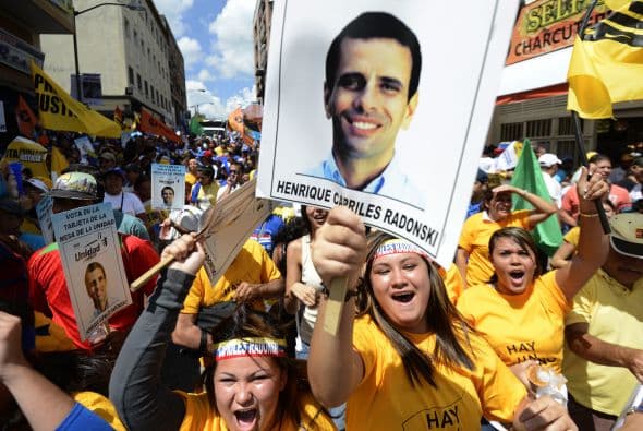 Hijo de una adinerada familia de dueños de medios de comunicación y empresas inmobiliarias por parte paterna, Capriles es el mediano de tres hermanos del matrimonio entre Henrique Capriles y Mónica Radonski hace 43 años.