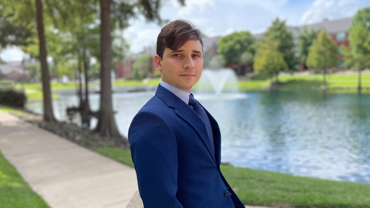 Cuando la situación se puso más complicada, un buen samaritano les brindó ayuda para trabajar y fue así como este joven hispano logró terminar una maestría en Ciencia Aeroespacial y ganarse un puesto en la
<b><a href="https://www.univision.com/local/houston-kxln/mi-meta-es-llegar-a-la-nasa-aunque-represente-sacrificios-el-relato-de-mexicana-que-suena-con-ser-astronauta">NASA. </a></b>