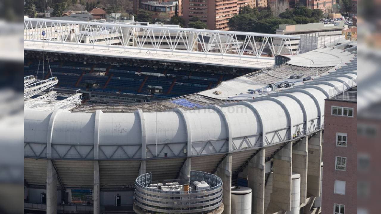 La obras en el Santiago Bernabéu continúan sin descanso durante la cuarentena. Destaca el desmontaje de la cubierta del estadio. En el fondo norte se ha desmontado toda la estructura metálica y se está desmontando sector a sector la cubierta rígida de la que ya prácticamente no queda nada.