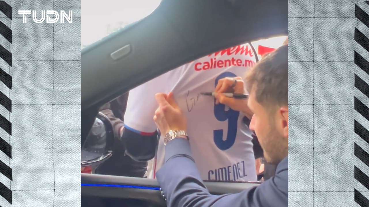 Giménez firma y presume camisa de Cruz Azul tras nuevo gol con Feyenoord