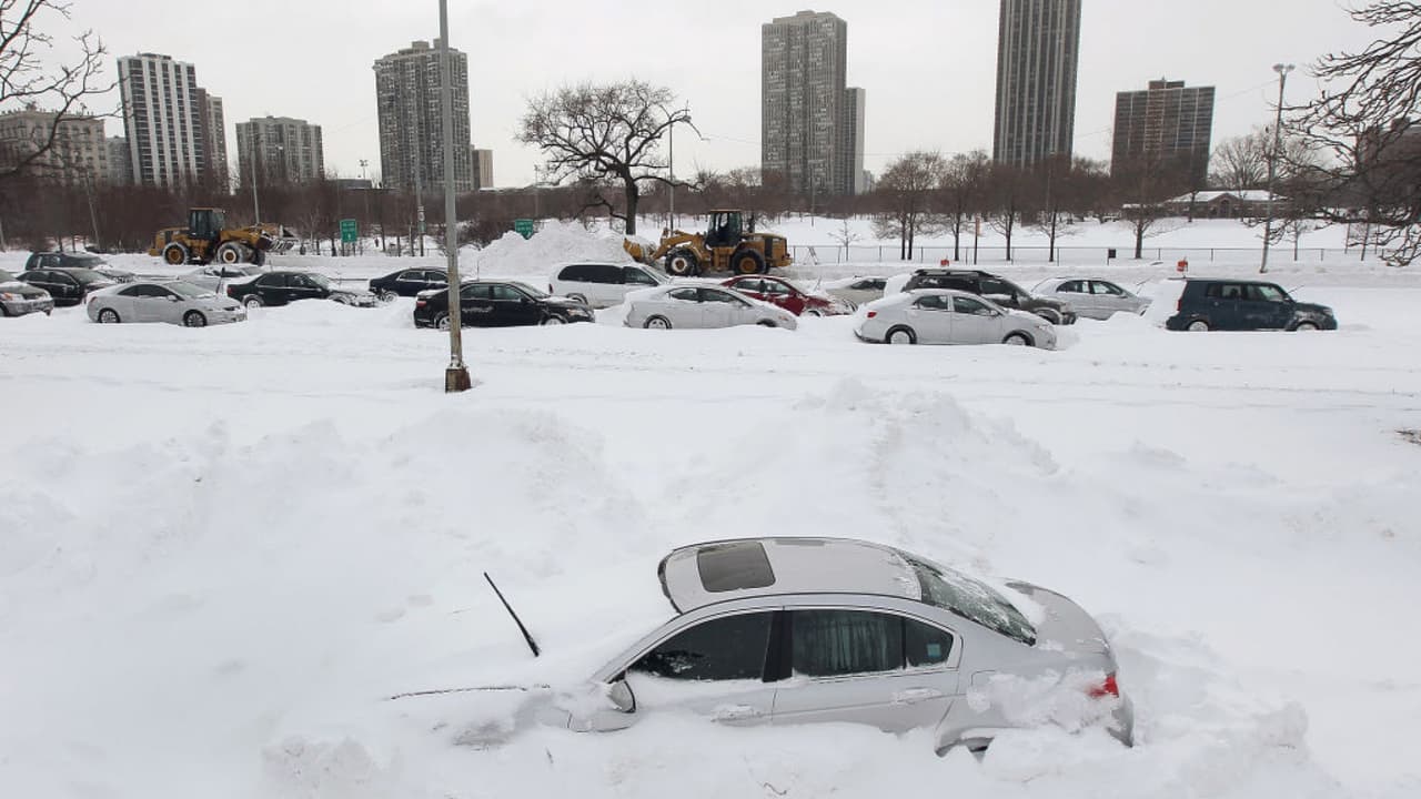 Esta ciudad ofrece ayuda gratuita para palear nieve; mira quiénes califican