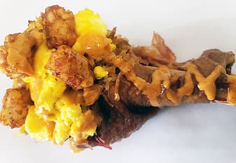 <h3 class="cms-H3-H3">Pierna rellena del día después</h3>
<br>Pierna de pavo gigante rellena con queso, huevos y patatas trocitos rociadas con crema de lima, su mermelada de frutas favorita o salsa de desayuno de pavo ahumado.