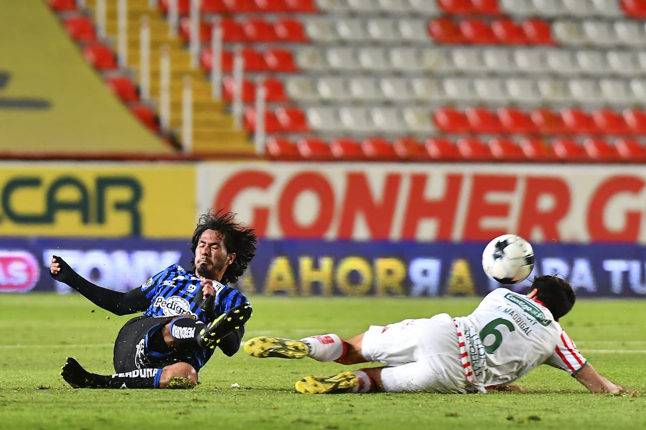 Con un solitario gol de Heriberto Jurado, Necaxa volvió a la senda de la victoria al vencer a Gallos Blancos en un partido con muchos tintes de llamados por la paz tras los acontecimientos violentos en Querétaro.