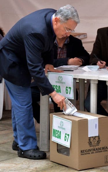 "He votado con alegría y con tristeza", dijo el exmandatario después de depositar su voto en el Capitolio Nacional en Bogotá, en la mesa 66, la misma en la que antes sufragó el presidente Juan Manuel Santos.