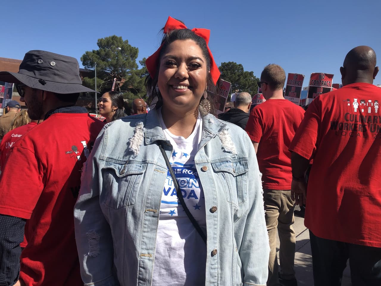 "Me encantaría. Como mujer sé el poder que tenemos y sé que nosotras podemos ser presidente y me encantaría ver alguna vez en la vida una mujer" (Natalie Hernández, activista de Las Vegas de Make the Road Nevada, 27 años)