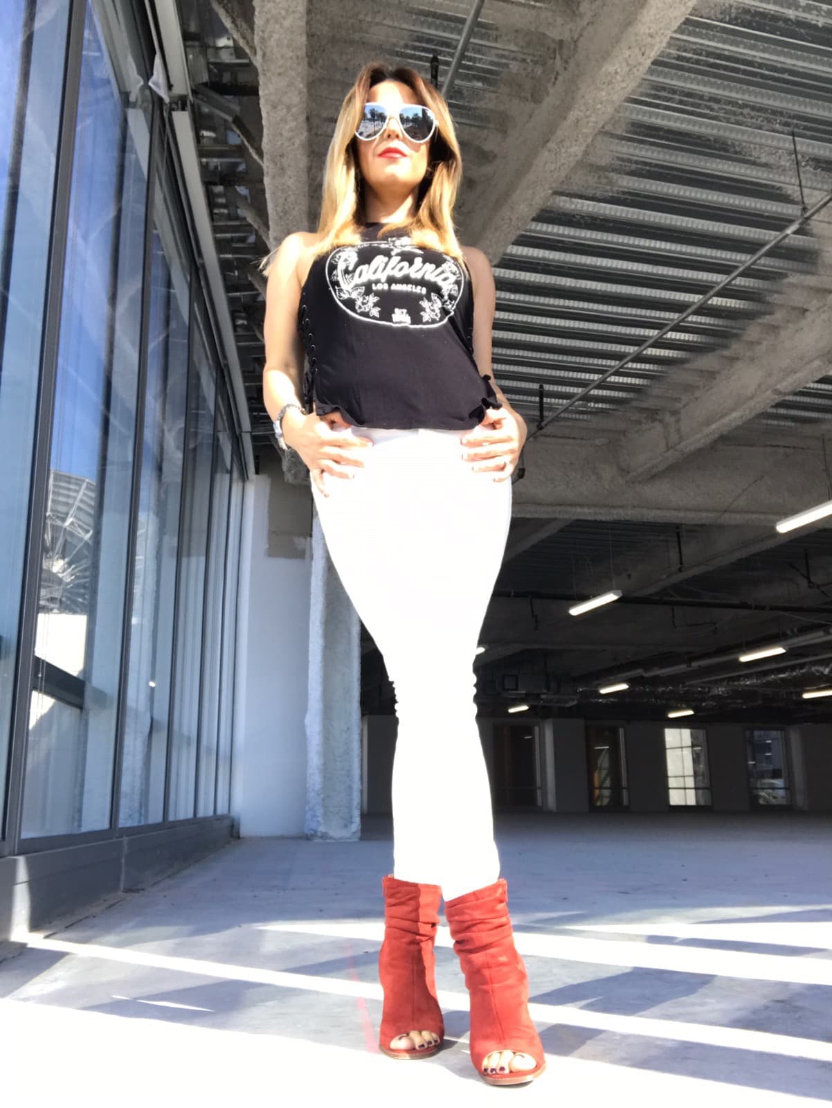 Los pantalones y jeans blancos son muy importantes cuando te expones al sol.