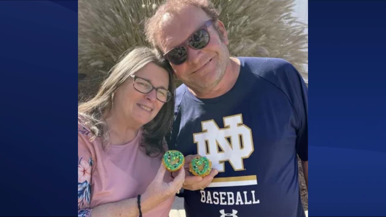 Las víctimas fueron identificadas como
<b>Mark Winek,</b> de 69 años, su esposa,
<b>Sharie Winek,</b> de 65 años.