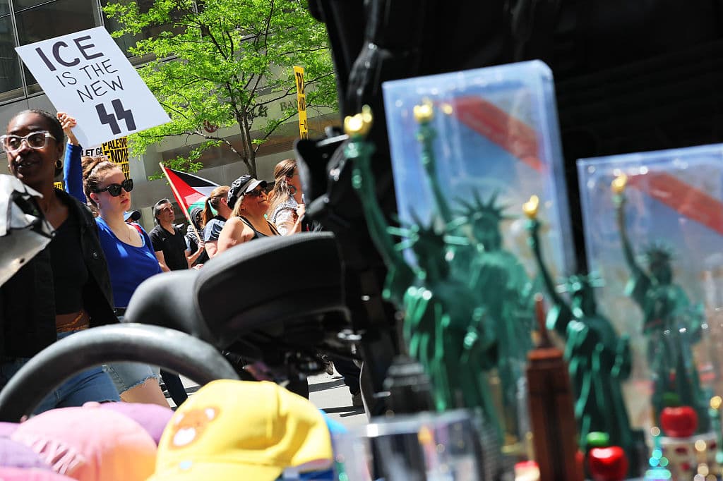 Hubo quien comparó a los oficiales de ICE con los agentes del partido nazi del dictador Adolfo Hitler.