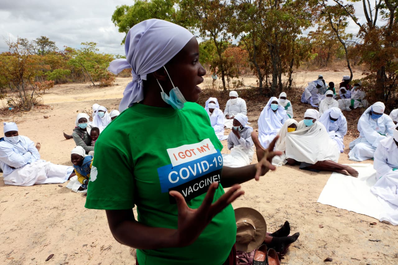 “La vacuna no es satánica”, dice Yvonne Binda, a los feligreses reunidos en una congregación religiosa en Harare, Zimbabwe. Binda es una de las miles de personas que las iglesias, autoridades y la UNICEF han asignado la labor de difundir datos sobre el 
<a href="https://www.univision.com/temas/coronavirus">coronavirus</a>.