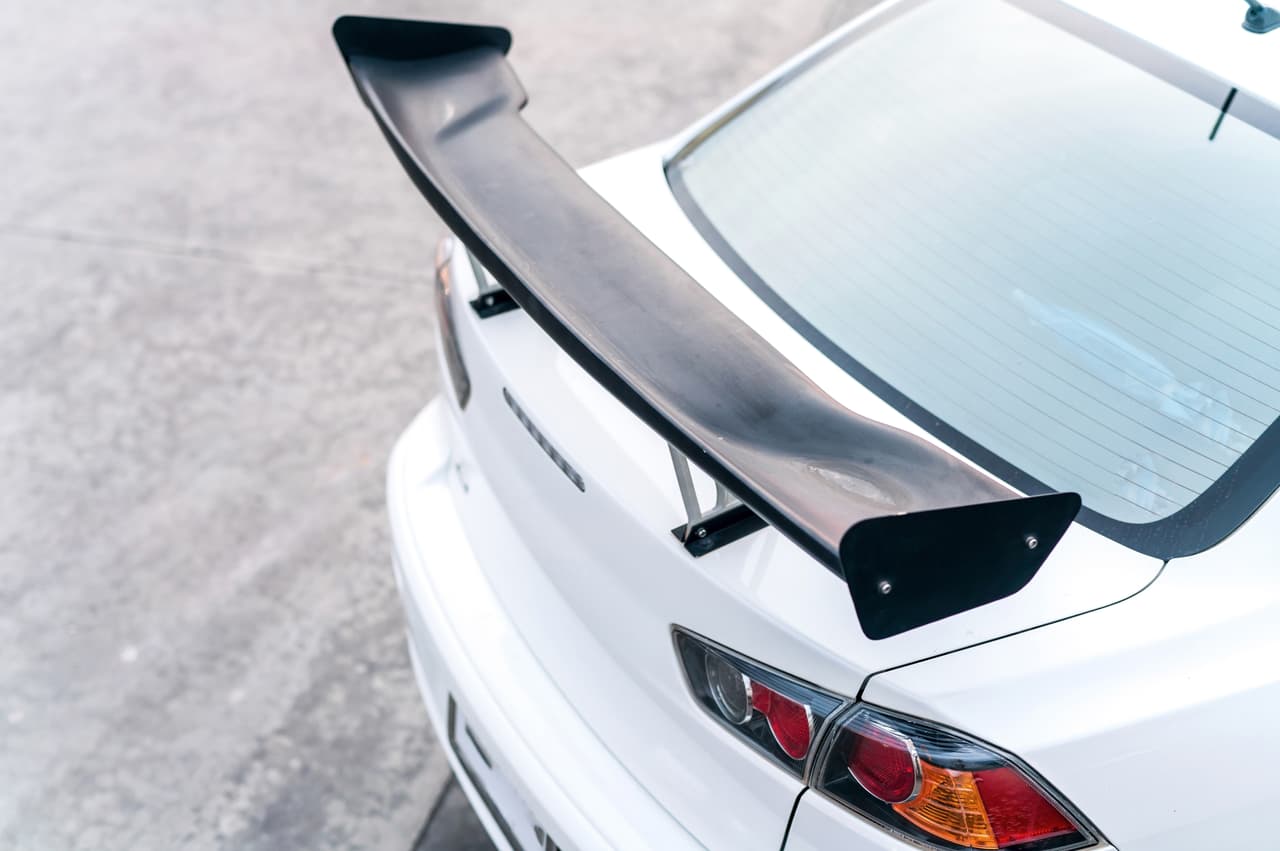 <b>Un alerón grande significa mayor velocidad</b>
<br>Es un punto en el que tienes que ser muy cuidadoso. Si tu auto no tiene un alerón de fábrica y decides colocarlo de manera opcional, debe ser instalado por un profesional. El tamaño del alerón debe concordar con las dimensiones del auto, de otra forma estarás colocando, literalmente, solo un adorno y peso extra.
<br>El alerón puede aportar velocidad, pero no depende de su tamaño. Su función básica es la de optimizar la resistencia que sufre el auto frente al aire al desplazarse, proporcionar mayor adherencia al piso (y con ello mayor tracción de las llantas para que el coche pueda ir más rápido), dar más estabilidad y hasta contribuir a un eficiente consumo de combustible.