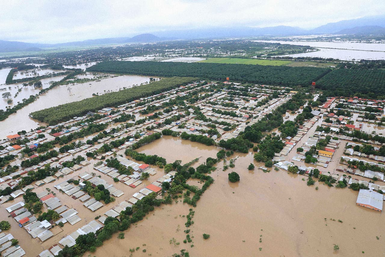 Según algunos residentes, las inundaciones de Iota fueron más extensas y llegaron a áreas que no se habían inundado antes y con corrientes aún más fuertes.