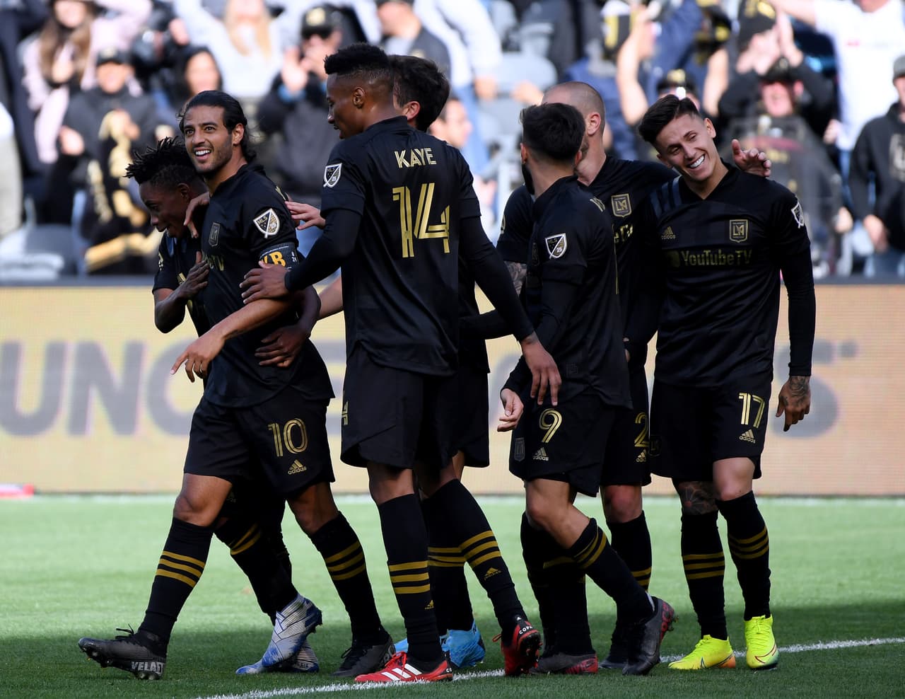El mexicano bajó la pelota de pecho desde la banda derecha, recorrió en diagonal hasta llegar al otro lado del campo y 'globear' al arquero.
