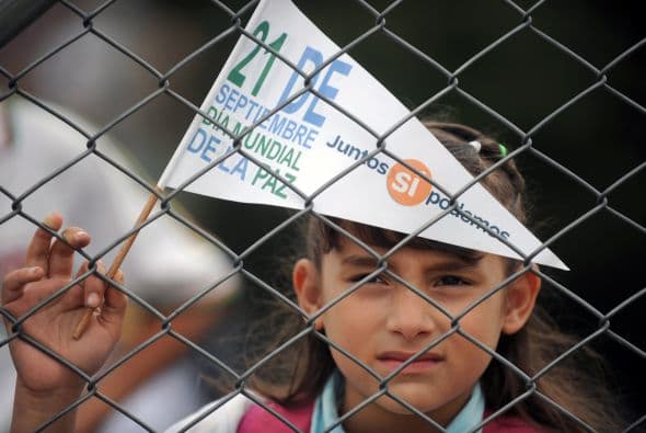 La gente de los alrededores batieron pañuelos blancos y hojas de papel en señal de paz.