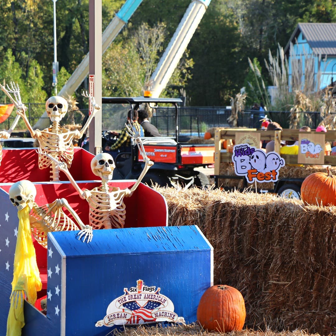 <b>Evento</b>: Kids Boo Fest at Six Flags Over Georgia
<br>
<b>Fecha</b>: Hasta el 29 de octubre
<br>
<b>Lugar</b>: 
<a href="https://maps.app.goo.gl/NKKxMqHFvptdNN8y7">Six Flags Over Georgia. 275 Riverside Pkwy, Austell. GA. 30168</a>
<br>
<b>Sitio web</b>: 
<a href="https://www.sixflags.com/overgeorgia/events/kids-boo-fest-2023">https://www.sixflags.com/overgeorgia/events/kids-boo-fest-2023</a> 
<br>
<br>Kids Boo Fest incluye toda la diversión de Fright Fest pero sin las cosas aterradoras. Durante el día, las familias que visitan el parque pueden disfrutar de atracciones familiares, lindas sorpresas de Halloween y Trick or Treat Town.