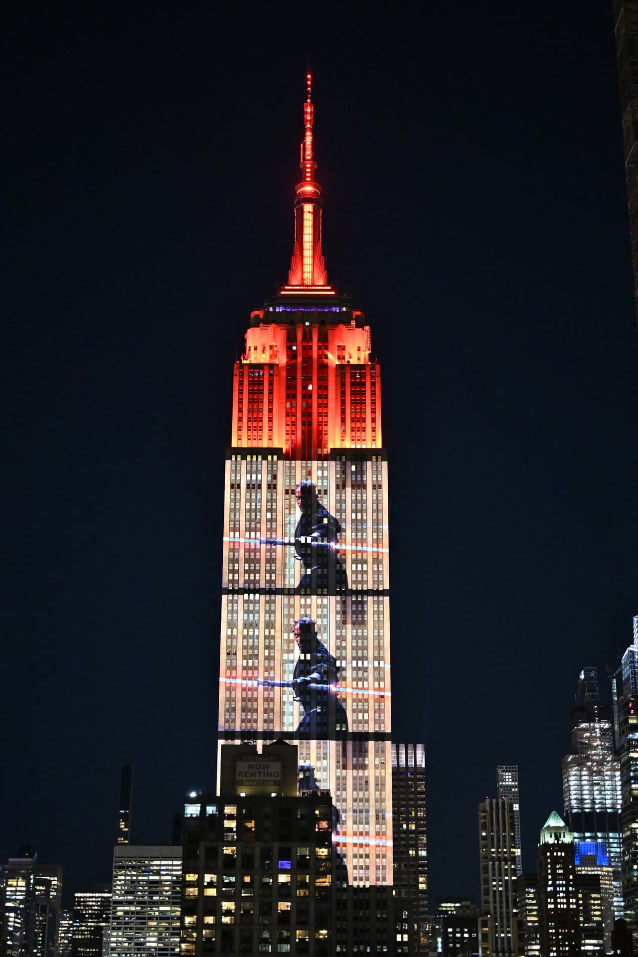 La experiencia destaca a los villanos de la galaxia Star Wars y presenta oportunidades para los asistentes de tomar fotografías con personajes disfrazados, que incluyen a Darth Vader y Stormtroopers, así como fondos fotográficos que recrean escenas y lugares icónicos inspirados en las películas.
<br>