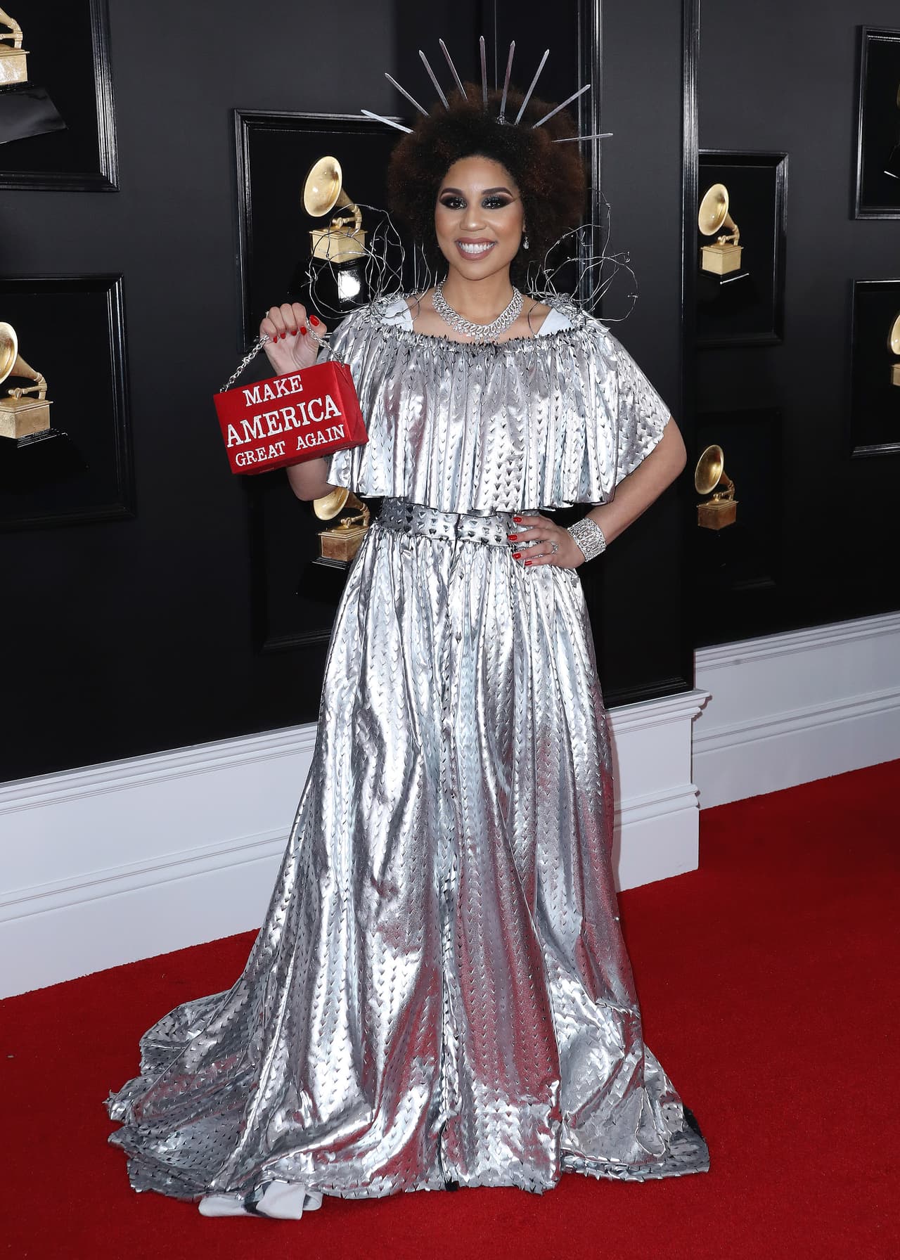 Villa es conocida por su apoyo al partido republicano y en especial a las políticas del presidente Donald Trump, entre ellas la necesidad de construir un muro fronterizo entre Estados Unidos y México. "Soy parte latina, soy negra y creo en lo que está diciendo el presidente", contó esta artista a 
<a href="https://twitter.com/TerriGreenUSA/status/1094768808303214593">Los Angeles Times</a>.