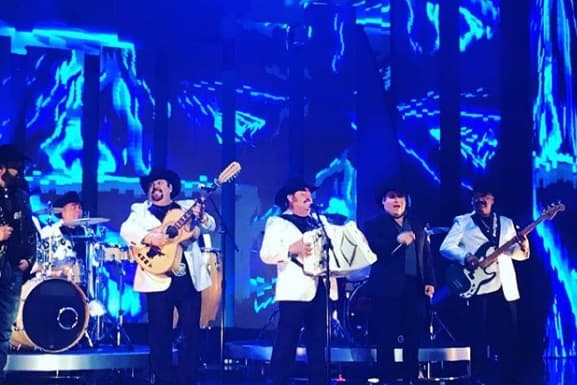 Durante el espectáculo musical, el público disfrutó de las actuaciomnes de auténticas leyendas como Ramón Ayala y sus Bravos del Norte.