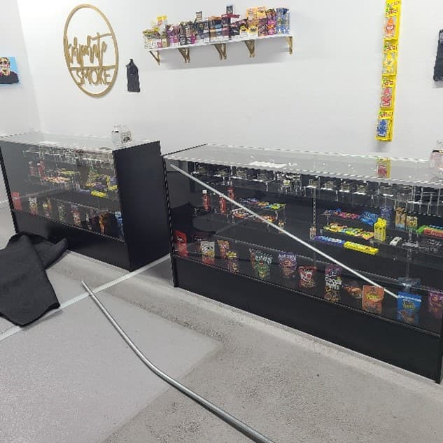 Los policías que se hicieron pasar por compradores fueron llevados por la puerta principal a una pequeña tienda de ropa, y luego a una habitación con vitrinas y las sustancias.